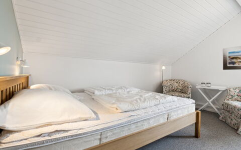 Akim - 2Km from the Sea: Seng, Soveværelse, Indretning, Etage, Gulvbelægning, Sengetøj, Sengetøj, Træ, Møbel, Loft