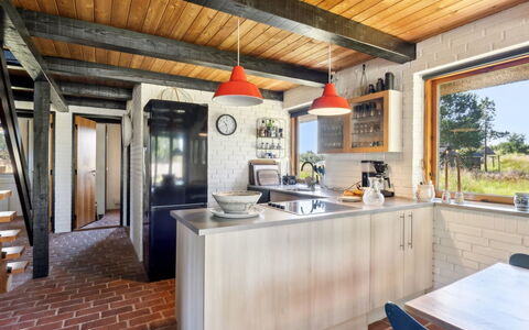 Jorinde - 2.8Km from the Sea: Træ, Køkken, Loft, Møbel, Indretning, Countertop, Gulvbelægning, Køkken Apparat, Værelse, Cabinetry