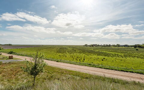 Jorinde - 2.8Km from the Sea: Møbel, Indretning, Stol, Gulvbelægning, Bord, Udvej, Etage, Loft, Værelse, Eco Hotel