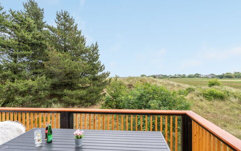 Jorinde - 2.8Km from the Sea: Møbel, Indretning, Stol, Gulvbelægning, Bord, Udvej, Etage, Loft, Værelse, Eco Hotel