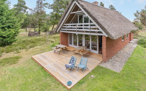Jorinde - 2.8Km from the Sea: Møbel, Indretning, Stol, Gulvbelægning, Bord, Udvej, Etage, Loft, Værelse, Eco Hotel