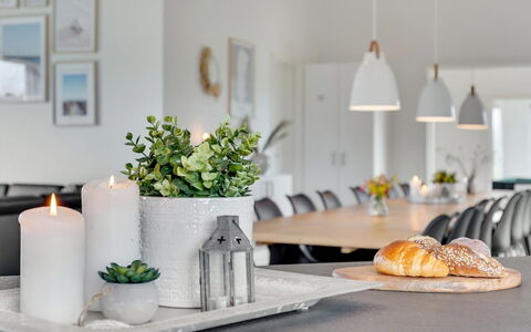 Fridel - 4Km from the Sea: Møbel, Indretning, Bord, Bordservice, Hjem, Blomsterkrukke, Belysning, Køkken & Spisebord, Stol, Spisestue
