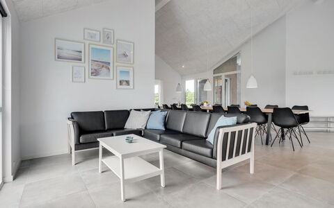 Fridel - 4Km from the Sea: Gulvbelægning, Indretning, Etage, Loft, Couch, Stue, Møbel, Stol, Trægulve
