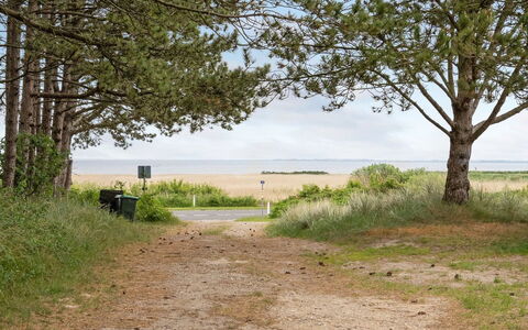 Eevke: Møbel, Indretning, Stol, Gulvbelægning, Bord, Udvej, Etage, Loft, Værelse, Eco Hotel