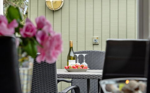 Eevke: Møbel, Indretning, Stol, Gulvbelægning, Bord, Udvej, Etage, Loft, Værelse, Eco Hotel