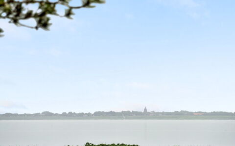 Eevke: Møbel, Indretning, Stol, Gulvbelægning, Bord, Udvej, Etage, Loft, Værelse, Eco Hotel