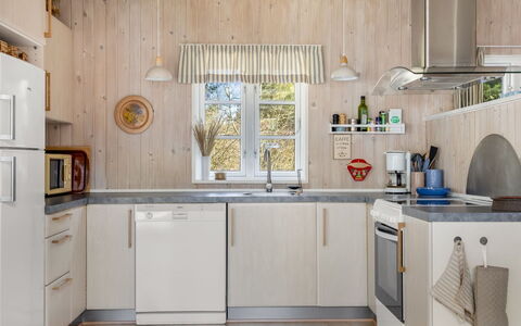 Granke - 3.8Km from the Sea: Køkken, Køkken Apparat, Countertop, Indretning, Møbel, Større Bandage, Gulvbelægning, Træ, Cabinetry, Loft