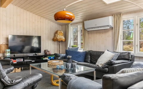 Granke - 3.8Km from the Sea: Indretning, Møbel, Couch, Træ, Loft, Stue, Gulvbelægning, Værelse, Etage, Belysning