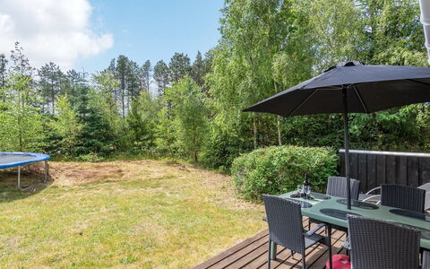 Granke - 3.8Km from the Sea: Tag, Hus, Land Lot, Hjem, Sommerhus, Estate, Garden Bygninger, Skygge, Bjælkehytte, Landscaping