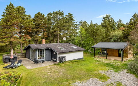 Saxi - 2.6Km from the Sea: Møbel, Indretning, Stol, Gulvbelægning, Bord, Udvej, Etage, Loft, Værelse, Eco Hotel
