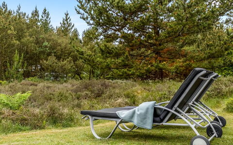 Saxi - 2.6Km from the Sea: Møbel, Indretning, Stol, Gulvbelægning, Bord, Udvej, Etage, Loft, Værelse, Eco Hotel