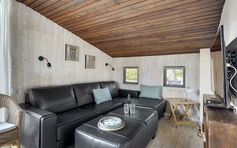 Saxi - 2.6Km from the Sea: Indretning, Møbel, Gulvbelægning, Couch, Træ, Loft, Etage, Stue, Værelse, Trægulve