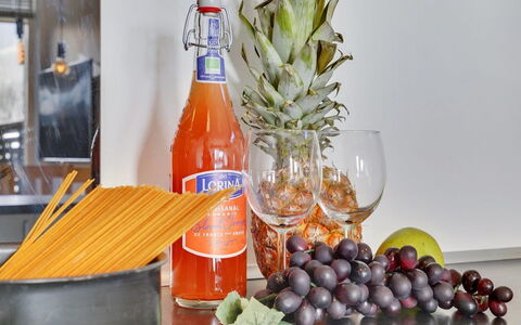 Pirkko - 100M from the Sea: Mad, Bordservice, Ingrediens, Fremstille, Frugt, Flaske