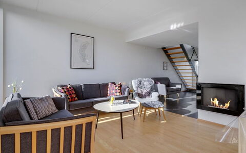 Pirkko - 100M from the Sea: Møbel, Indretning, Gulvbelægning, Etage, Couch, Træ, Stue, Trægulve, Loft, Værelse