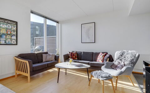 Pirkko - 100M from the Sea: Møbel, Indretning, Gulvbelægning, Etage, Couch, Væg, Trægulve, Træ, Stue, Værelse