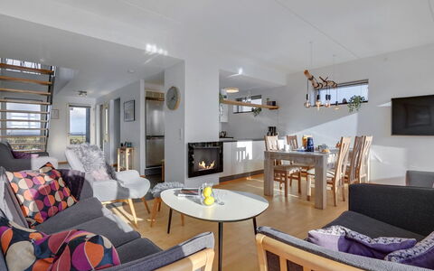 Pirkko - 100M from the Sea: Møbel, Indretning, Gulvbelægning, Etage, Couch, Værelse, Træ, Stue, Loft, Stol