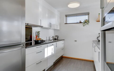 Pirkko - 100M from the Sea: Countertop, Køkken, Cabinetry, Indretning, Køkken Apparat, Gulvbelægning, Større Bandage, Møbel, Loft, Husholdningsapparat