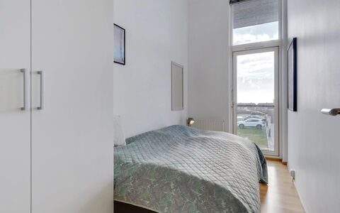Pirkko - 100M from the Sea: Indretning, Træ, Gulvbelægning, Etage, Soveværelse, Seng, Loft, Lejlighed, Møbel, Sengetøj