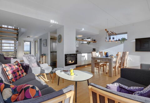 Pirkko - 100M from the Sea: Møbel, Indretning, Gulvbelægning, Etage, Couch, Værelse, Træ, Stue, Loft, Stol