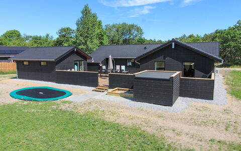 Tahvo - 3.3Km from the Sea: Busk, Urban Design, Bunddække, Mursten, Lejlighed, Estate, Murværk, Altan, Landscaping