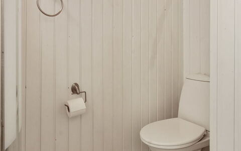 Gertruda - 2.3Km from the Sea: Træ, Sanitærarmatur, Badeværelse, Gulvbelægning, Toiletbræt, Etage, Toilet, Vvs, Håndvask, Tap