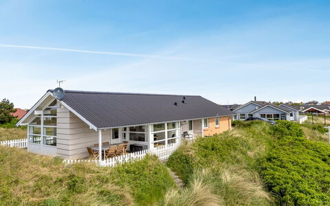 Gudmar - 500M from the Sea: Estate, Farm