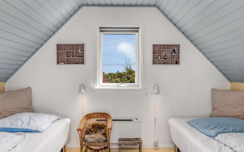 Mikka - 450M from the Sea: Væg, Træ, Loft, Indretning, Etage, Soveværelse, Hjem, Gulvbelægning, Møbel, Seng