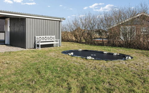 Mikka - 450M from the Sea: Græs, Land Lot, Skur, Almindeligt, Backyard, Garden Bygninger, Lawn, Have, Gård, Skygge
