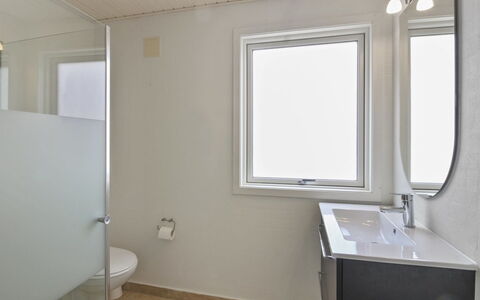 Vieno - 2.6Km from the Sea: Sanitærarmatur, Badeværelse, Væg, Badeværelsesvask, Gulvbelægning, Etage, Indretning, Håndvask, Loft, Tap