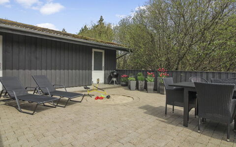 Vieno - 2.6Km from the Sea: Træ, Udendørs Møbler, Møbel, Have, Backyard, Skygge, Gård, Udendørs Bord, Stol, Gårdhave