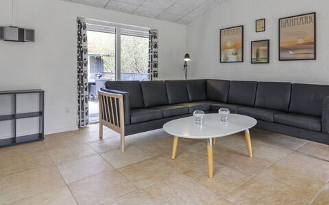 Vieno - 2.6Km from the Sea: Møbel, Gulvbelægning, Etage, Indretning, Træ, Couch, Stue, Bord, Belysning, Loft