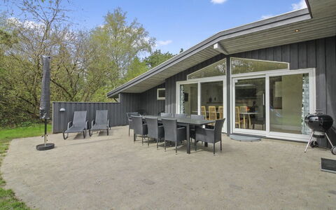 Vieno - 2.6Km from the Sea: Træ, Gulvbelægning, Møbel, Håndvask, Indretning, Etage, Større Bandage, Countertop, Sanitærarmatur, Køkken