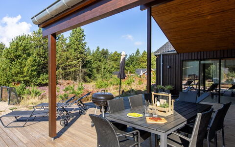 Heidi - 1Km from the Sea: Træ, Veranda, Møbel, Skygge, Dæk, Hårdttræ, Stol, Udendørs Møbler, Bejdse, Trægulve