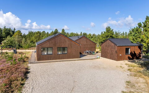 Heidi - 1Km from the Sea: Land Lot, Hjem, Landdistrikt, Sommerhus, Skur, Garden Bygninger, Indkørsel, Lade, Evergreen