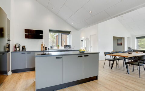 Heidi - 1Km from the Sea: Gulvbelægning, Indretning, Køkken, Træ, Etage, Countertop, Møbel, Loft, Cabinetry, Køkken Apparat