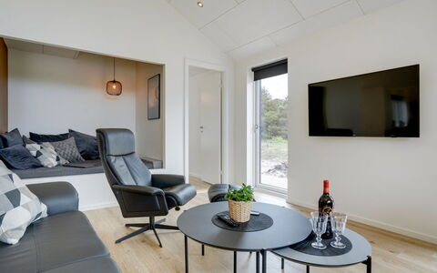 Heidi - 1Km from the Sea: Indretning, Gulvbelægning, Møbel, Træ, Loft, Etage, Couch, Stue, Værelse, Belysning