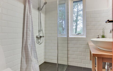 Reijo: Væg, Gulvbelægning, Etage, Badeværelse, Indretning, Sanitærarmatur, Flise, Vvs, Toilet