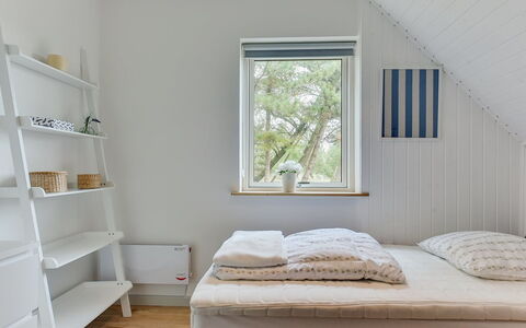 Reijo: Indretning, Træ, Gulvbelægning, Etage, Soveværelse, Loft, Seng, Møbel, Belysning, Hjem