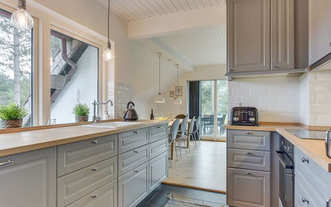 Reijo: Køkken, Gulvbelægning, Cabinetry, Træ, Countertop, Indretning, Køkken Apparat, Etage, Loft, Skuffe