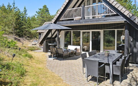 Reijo: Træ, Hjem, Tag, Sommerhus, Hus, Veranda, Sidespor, Estate, Skygge, Garden Bygninger