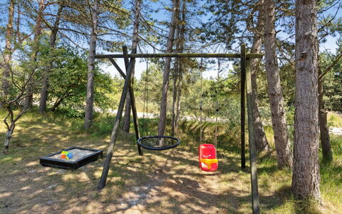 Reijo: Legepladsudstyr, Svinge, Bagagerum, Parkere, Woodland, Skygge, Legeplads, Have, Jord, Lawn