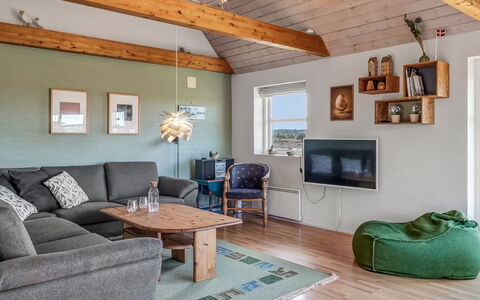 Dietmar - 2.8Km from the Sea: Møbel, Indretning, Gulvbelægning, Væg, Etage, Couch, Træ, Loft, Værelse, Stue