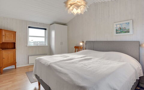 Dietmar - 2.8Km from the Sea: Gulvbelægning, Træ, Loft, Soveværelse, Etage, Indretning, Lysarmatur, Seng, Sengetøj, Sengetøj