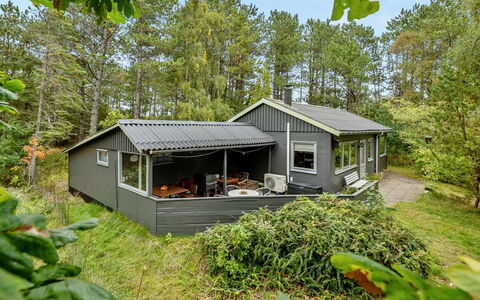 Amala - 2.5Km from the Sea: Møbel, Indretning, Stol, Gulvbelægning, Bord, Udvej, Etage, Loft, Værelse, Eco Hotel