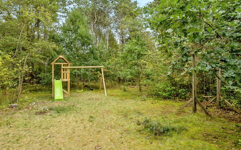Amala - 2.5Km from the Sea: Møbel, Indretning, Stol, Gulvbelægning, Bord, Udvej, Etage, Loft, Værelse, Eco Hotel