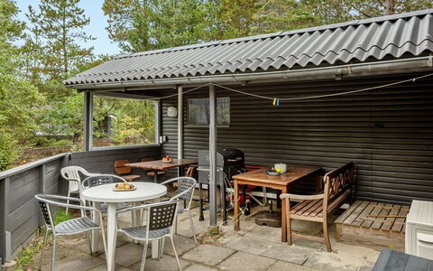 Amala - 2.5Km from the Sea: Møbel, Indretning, Stol, Gulvbelægning, Bord, Udvej, Etage, Loft, Værelse, Eco Hotel