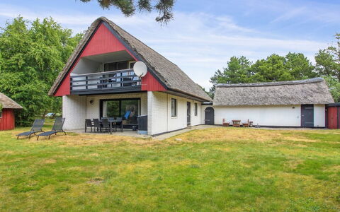 Vendela - 2.5Km from the Sea: Sommerhus, Tag, Stuehus, Eng, Estate, Lawn, Tækning, Landscaping, Lade, Hytte