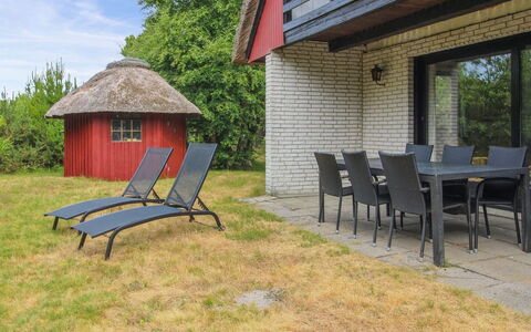 Vendela - 2.5Km from the Sea: Tag, Sommerhus, Hjem, Skygge, Sidespor, Stuehus, Veranda, Udendørs Struktur, Garden Bygninger