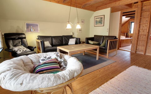Vendela - 2.5Km from the Sea: Møbel, Indretning, Gulvbelægning, Etage, Træ, Trægulve, Couch, Loft, Værelse, Stue