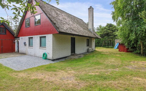 Vendela - 2.5Km from the Sea: Tag, Sommerhus, Hjem, Skygge, Sidespor, Stuehus, Veranda, Udendørs Struktur, Garden Bygninger